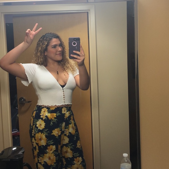 Meet your Posher, Nichole - Picture 2 of 4